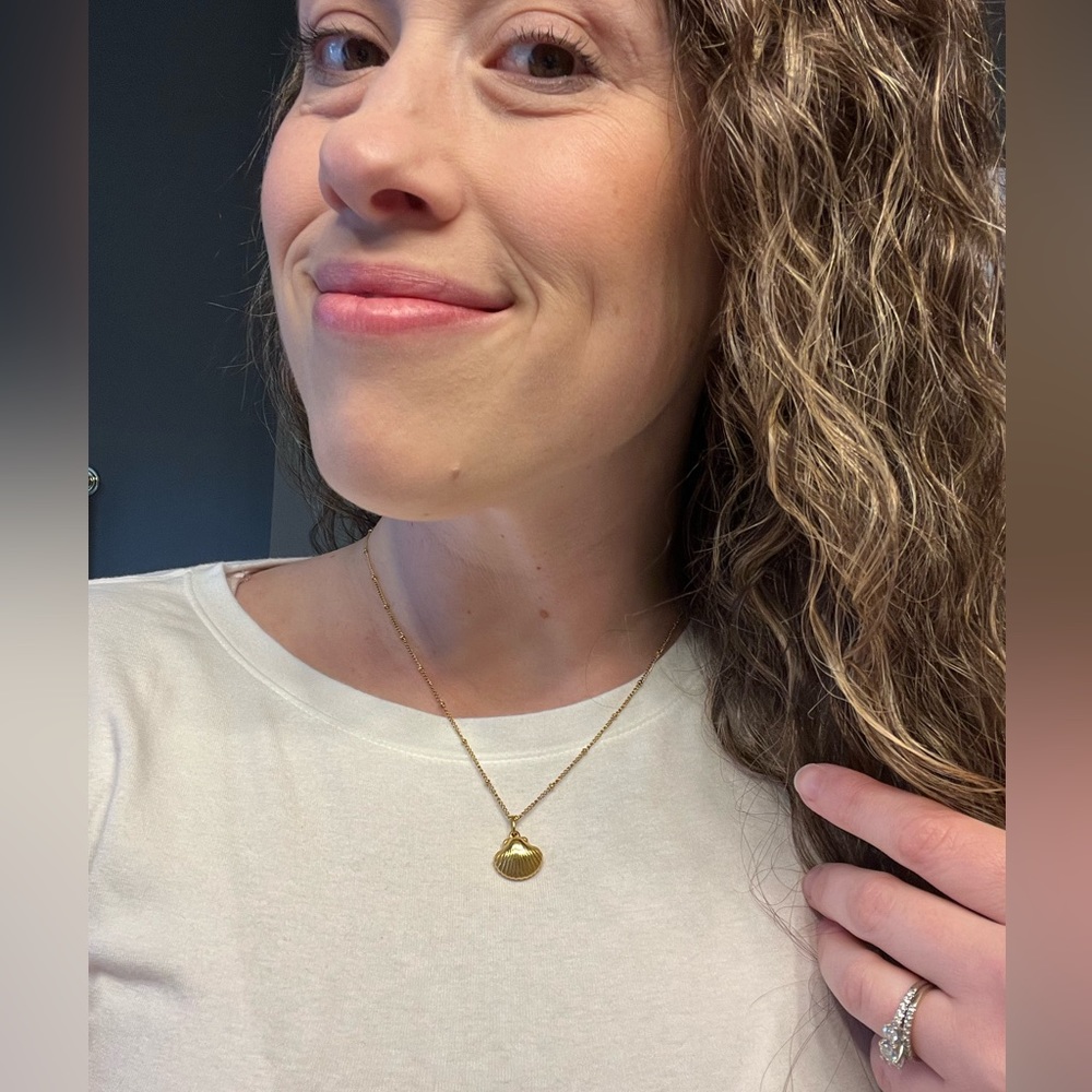 The Seaside Pendant - 18k Gold Seashell Dainty Gold Plated Necklace - Picture 3 of 11